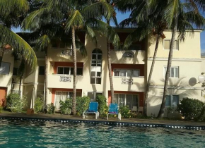 Magestique 3 beds summer vacation private apartment with large pool and garden near the beach flic en flac